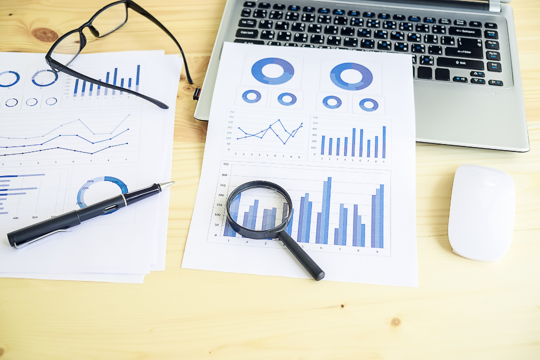 The image illustrates an internal linking model where a central pillar page connects logically to several related subpages. This approach distributes link equity and enhances crawlability, crucial for on-site SEO.